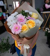 Букет цветов из:  Герберы, Розы и Хризантемы в Усть-Донецком