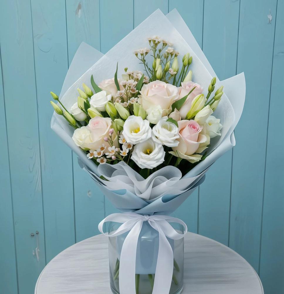 Букет цветов из: Розы и Лизиантусы в Усть-Донецком