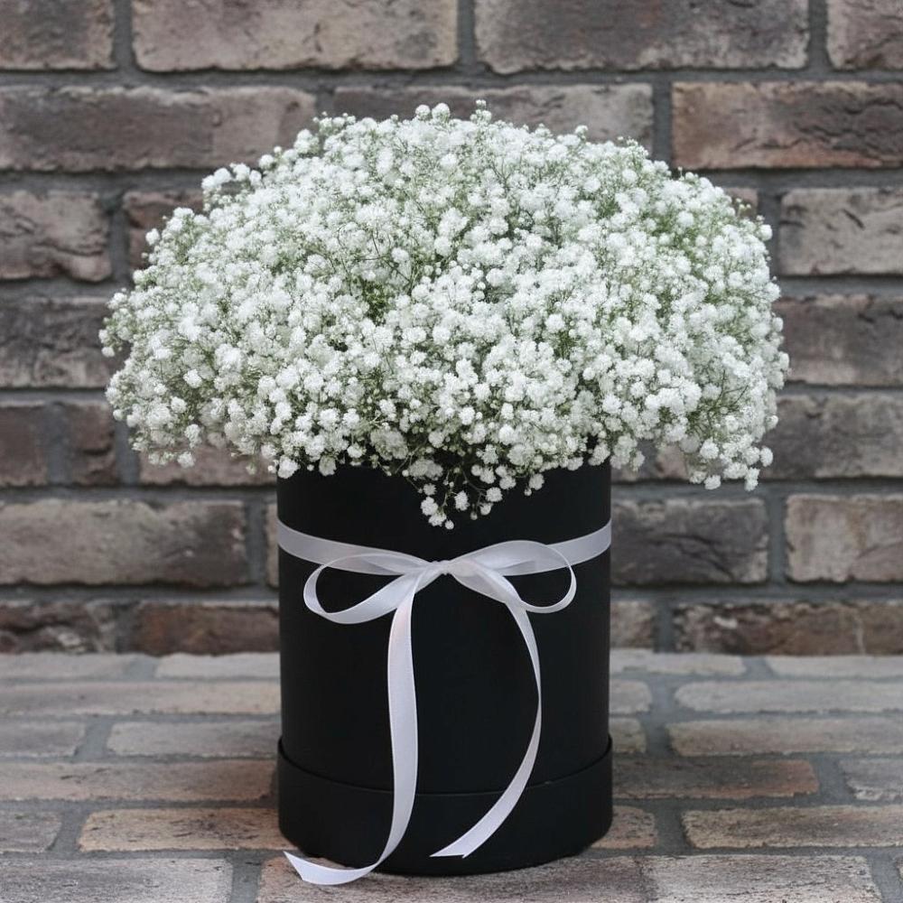 Цветочная композиция из Гипсофила в шляпной коробке в Усть-Донецком