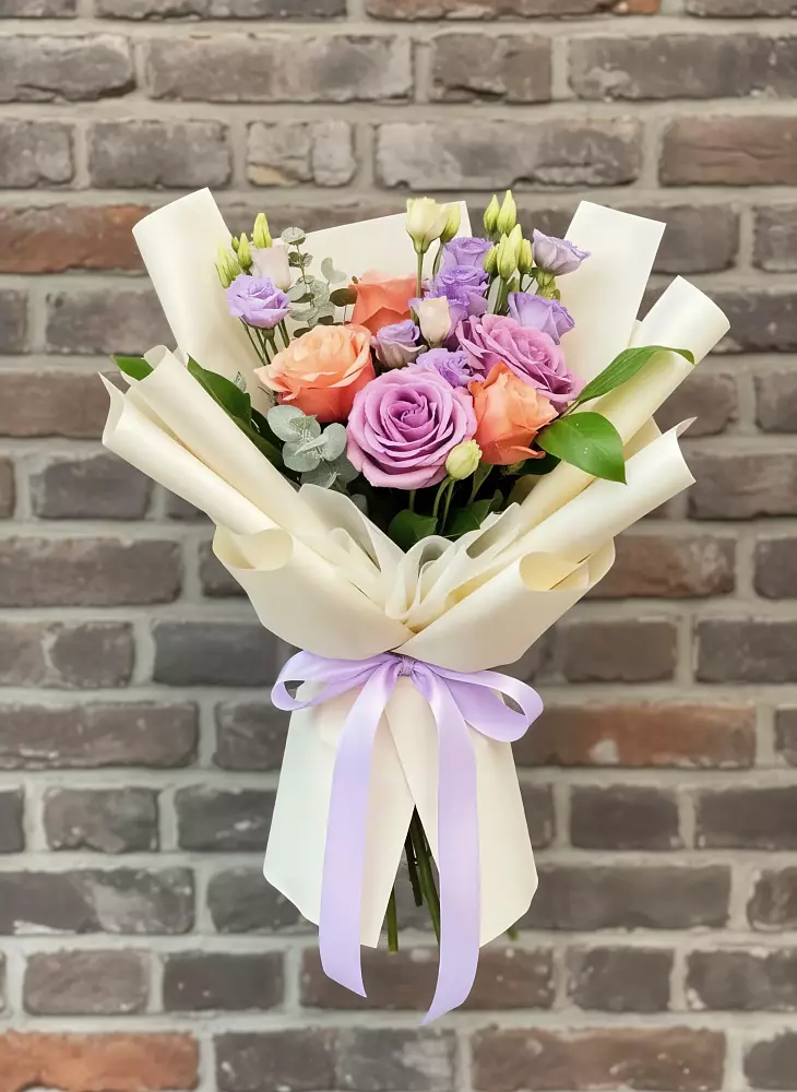 Букет цветов из: Лизиантусы и Розы в Усть-Донецком