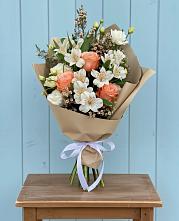 Букет цветов из:  Альстромерии, Лизиантусы, Розы и Хризантемы в Усть-Донецком