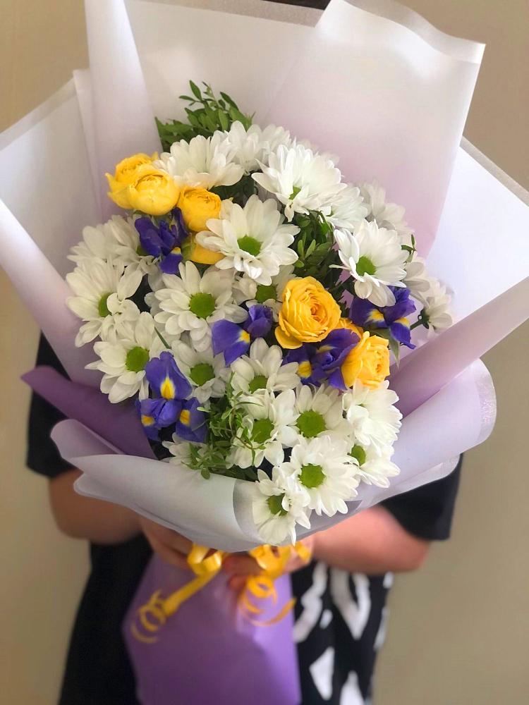 Букет цветов из: Ирисы, Хризантемы и Розы в Усть-Донецком