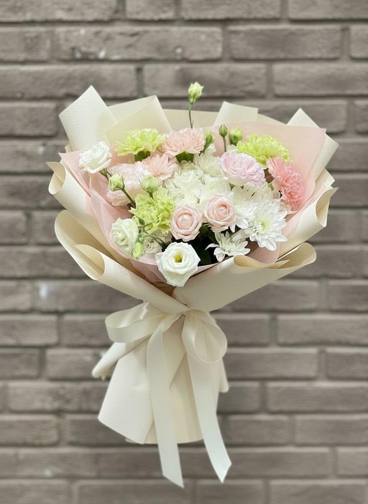 Букет цветов из: Гвоздики, Розы, Лизиантусы и Хризантемы в Усть-Донецком