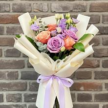 Букет цветов из:  Лизиантусы и Розы в Усть-Донецком