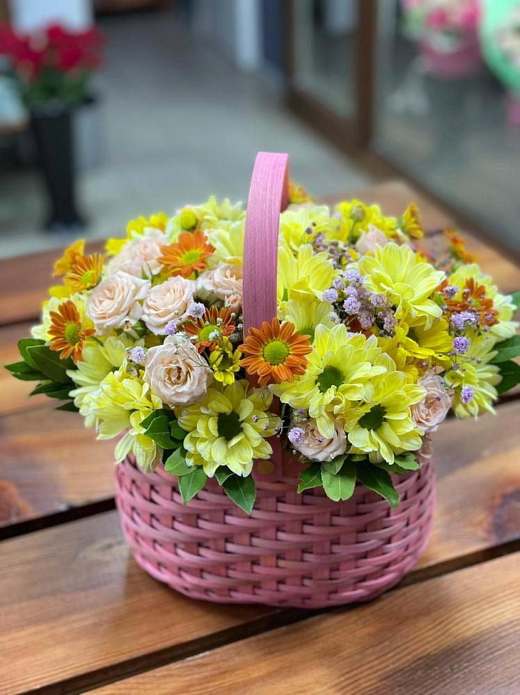 Цветочная композиция из Хризантемы и Розы в корзине в Усть-Донецком