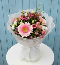 Букет цветов из:  Герберы, Альстромерии и Лизиантусы в Усть-Донецком
