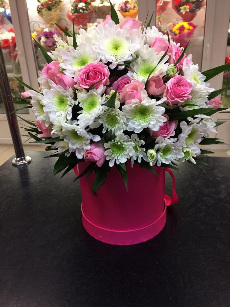 Цветочная композиция из Розы и Хризантемы в шляпной коробке в Усть-Донецком