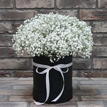 Цветочная композиция из Гипсофила в шляпной коробке в Усть-Донецком