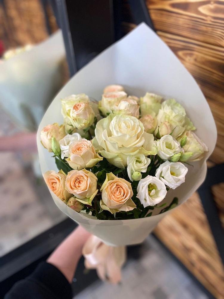 Букет цветов из: Розы и Лизиантусы в Усть-Донецком